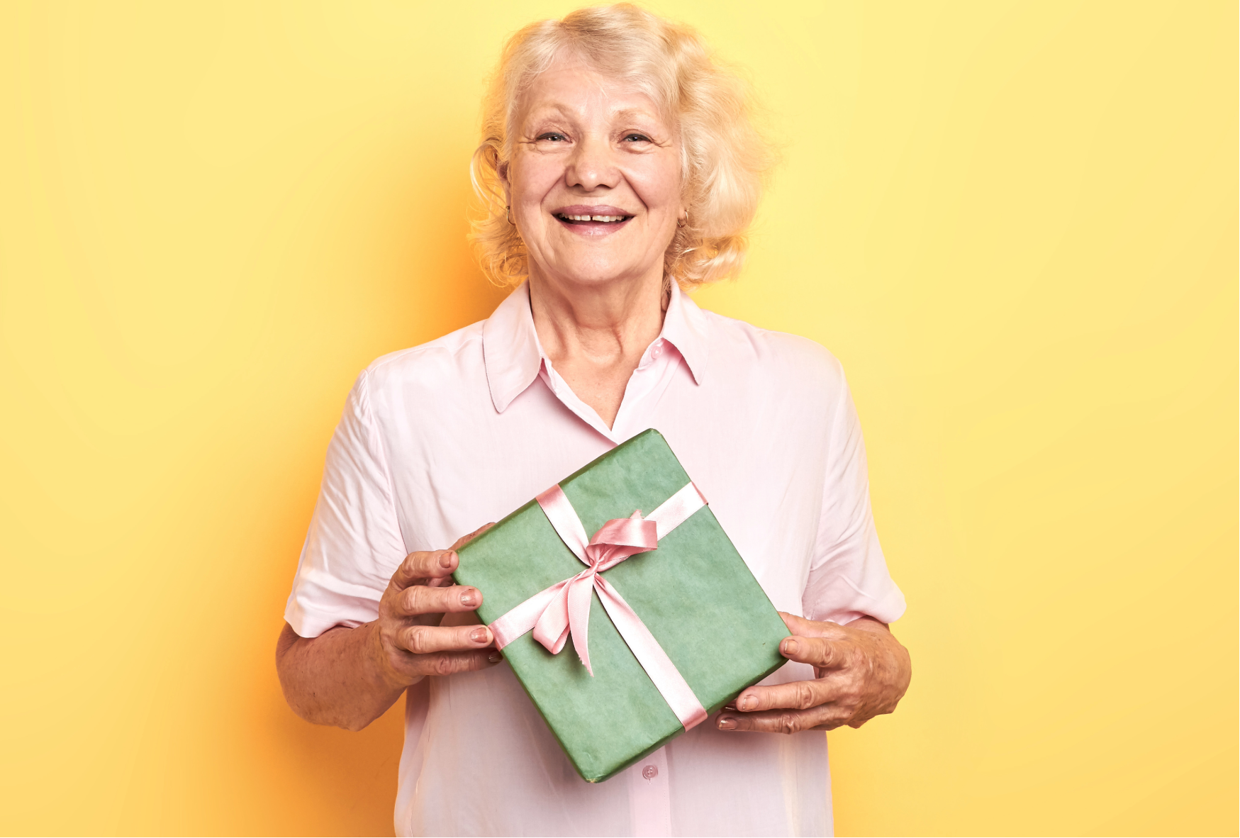 Une grand-mère heureuse de recevoir le livre qui raconte sa propre histoire à Noel.