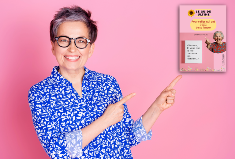 Femme heureuse de télécharger le guide pour aider sa mère à raconter sa vie