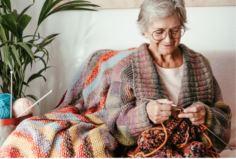 Dans une résidence autonomie du Lot, une femme âgée tricote en pensant à son projet de biographie.